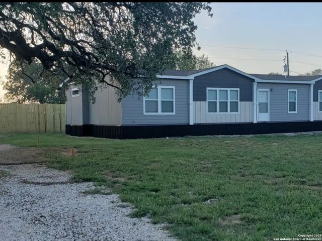 112 County Road 158, Floresville, TX 78114