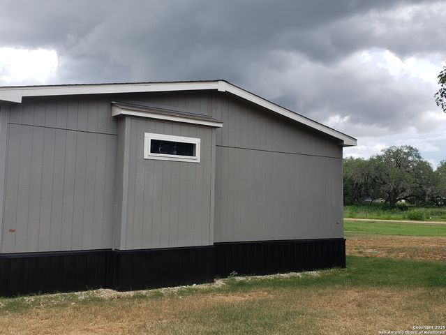 112 County Road 158, Floresville, TX 78114