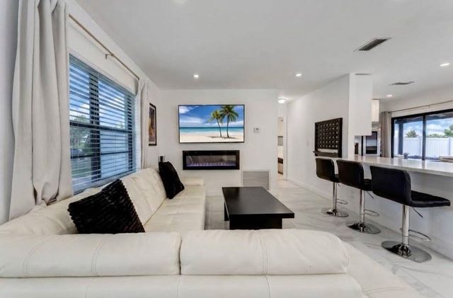 9819 Spanish Isles Drive, Boca Raton, FL 33496