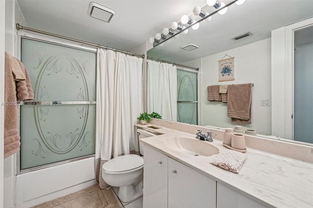 7468 Fairfax Dr 302, Tamarac, FL 33321