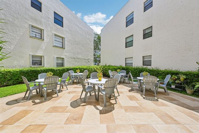 7468 Fairfax Dr 302, Tamarac, FL 33321