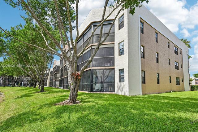 7468 Fairfax Dr 302, Tamarac, FL 33321
