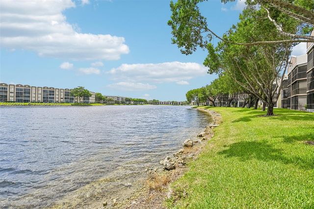 7468 Fairfax Dr 302, Tamarac, FL 33321