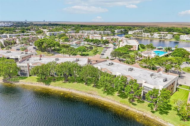7468 Fairfax Dr 302, Tamarac, FL 33321