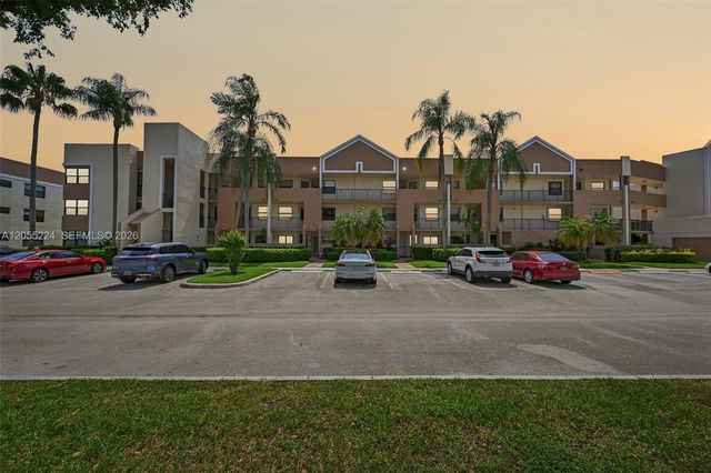 7468 Fairfax Dr 302, Tamarac, FL 33321