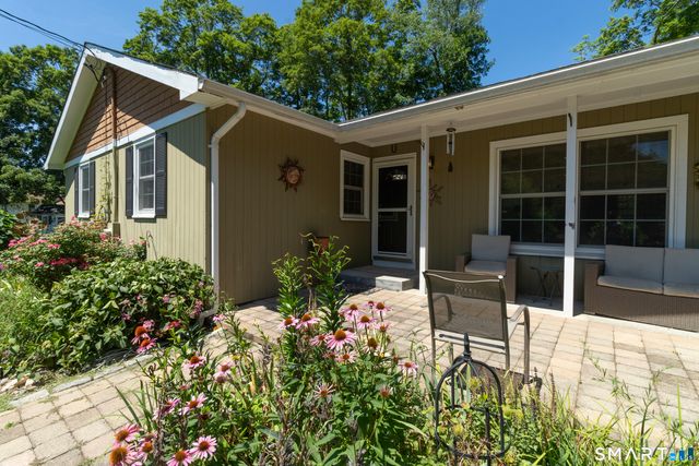 8 Glen Circle, North Branford, CT 06471