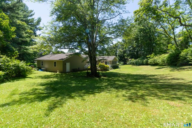 8 Glen Circle, North Branford, CT 06471