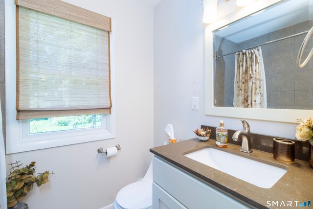 8 Glen Circle, North Branford, CT 06471