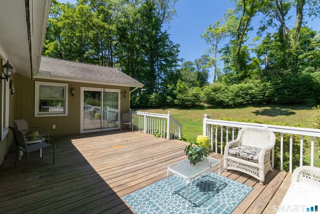 8 Glen Circle, North Branford, CT 06471