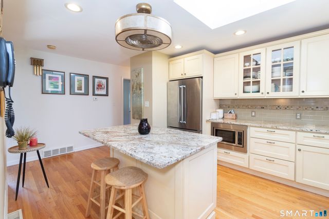 8 Glen Circle, North Branford, CT 06471