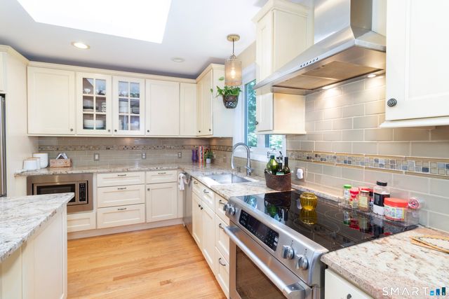 8 Glen Circle, North Branford, CT 06471