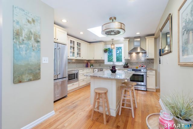8 Glen Circle, North Branford, CT 06471