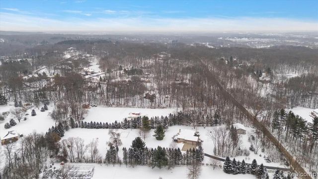 700 W Maple Road, Milford, MI 48381