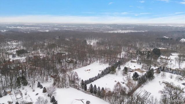 700 W Maple Road, Milford, MI 48381