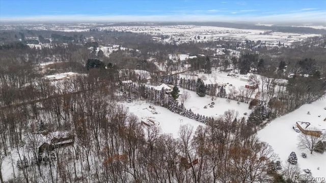 700 W Maple Road, Milford, MI 48381