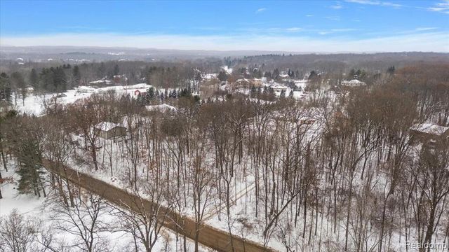 700 W Maple Road, Milford, MI 48381