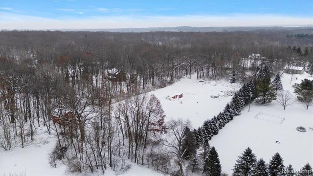 700 W Maple Road, Milford, MI 48381