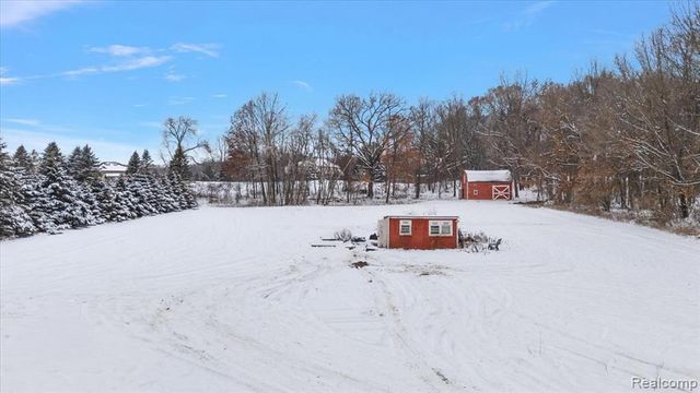 700 W Maple Road, Milford, MI 48381