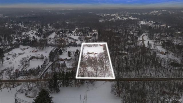 700 W Maple Road, Milford, MI 48381