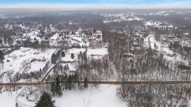 700 W Maple Road, Milford, MI 48381