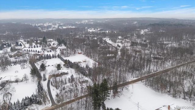 700 W Maple Road, Milford, MI 48381