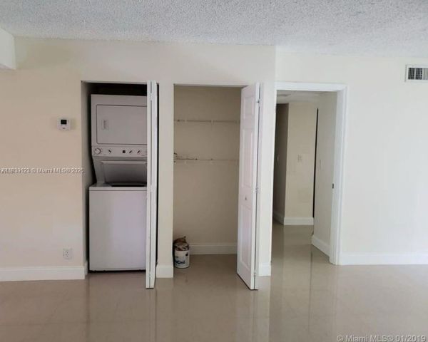 227 Lakeview Dr 104, Weston, FL 33326