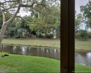 227 Lakeview Dr 104, Weston, FL 33326