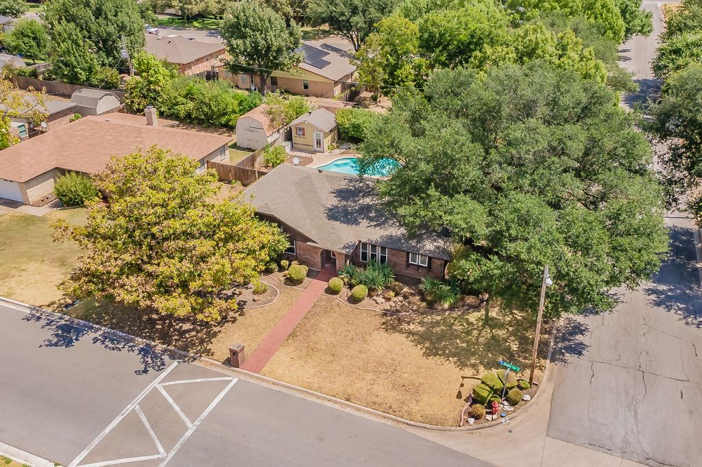 5500 Meadow Oak Street, North Richland Hills, TX 76180 — exterior