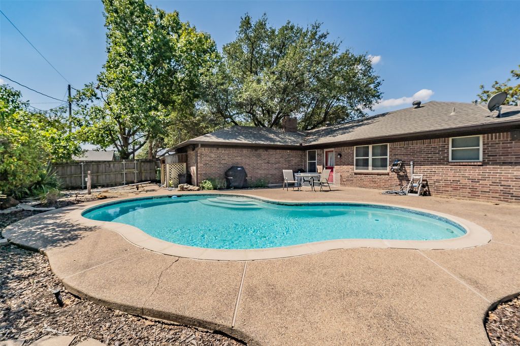 5500 Meadow Oak Street, North Richland Hills, TX 76180 — photo 2