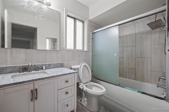 37104 Jefferson Avenue, Harrison Twp, MI 48045