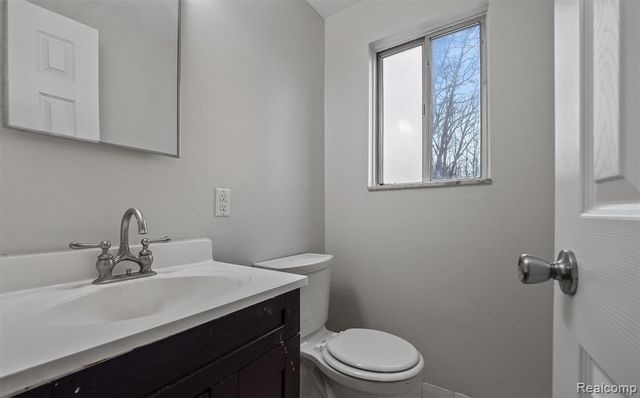 37104 Jefferson Avenue, Harrison Twp, MI 48045