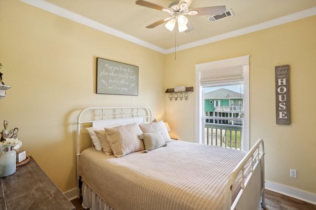 961 Hamilton Drive, Crystal Beach, TX 77650