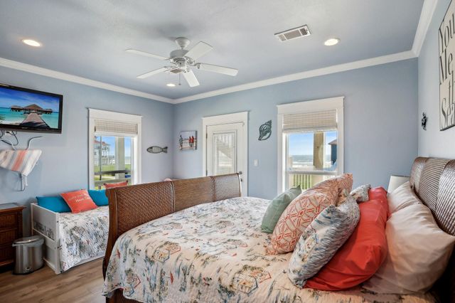 961 Hamilton Drive, Crystal Beach, TX 77650