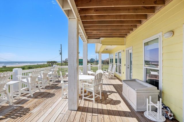 961 Hamilton Drive, Crystal Beach, TX 77650