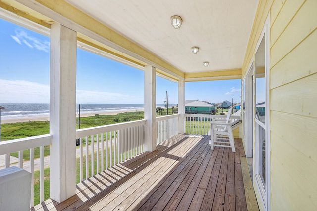 961 Hamilton Drive, Crystal Beach, TX 77650