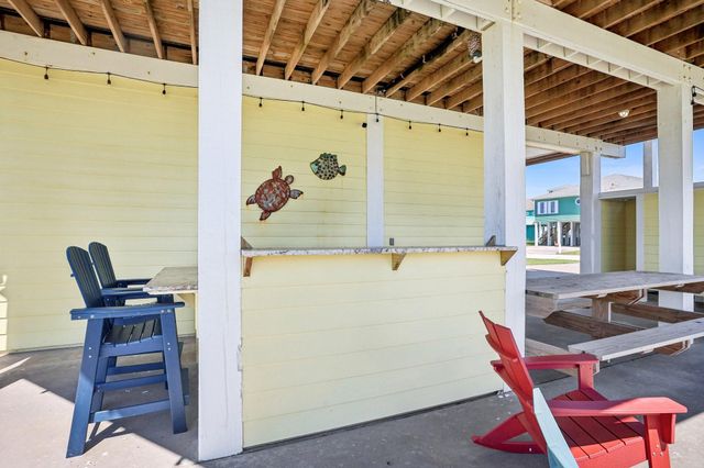 961 Hamilton Drive, Crystal Beach, TX 77650