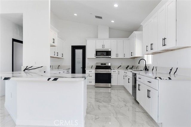 10125 Bella Vista Street, Apple Valley, CA 92308