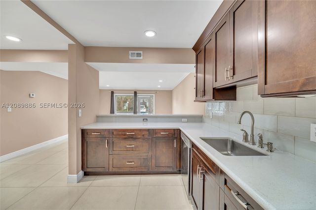 4848 NW 24th Ct 118, Lauderdale Lakes, FL 33313
