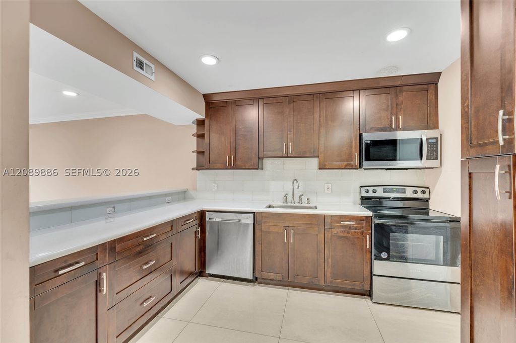 4848 NW 24th Ct 118, Lauderdale Lakes, FL 33313