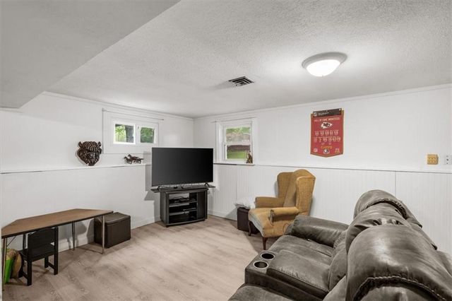 4910 N Spruce Avenue, Kansas City, MO 64119