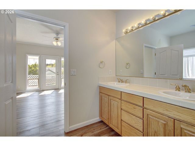 1615 SISTERS Ct, Salem, OR 97304