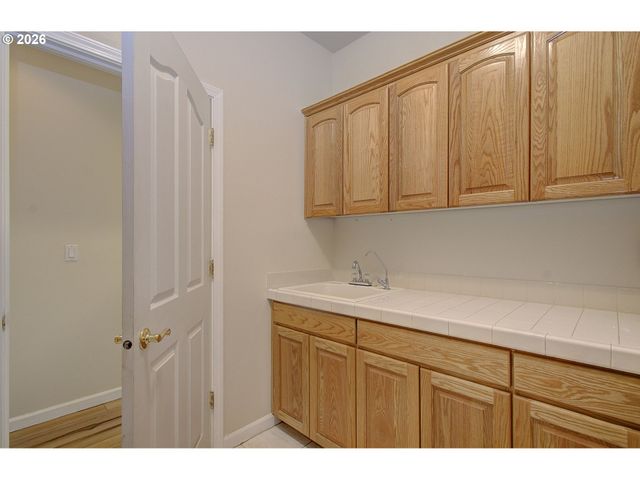 1615 SISTERS Ct, Salem, OR 97304