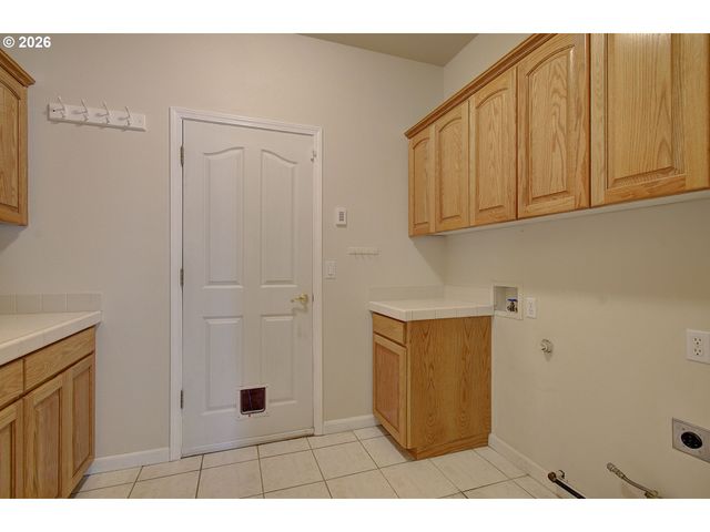 1615 SISTERS Ct, Salem, OR 97304