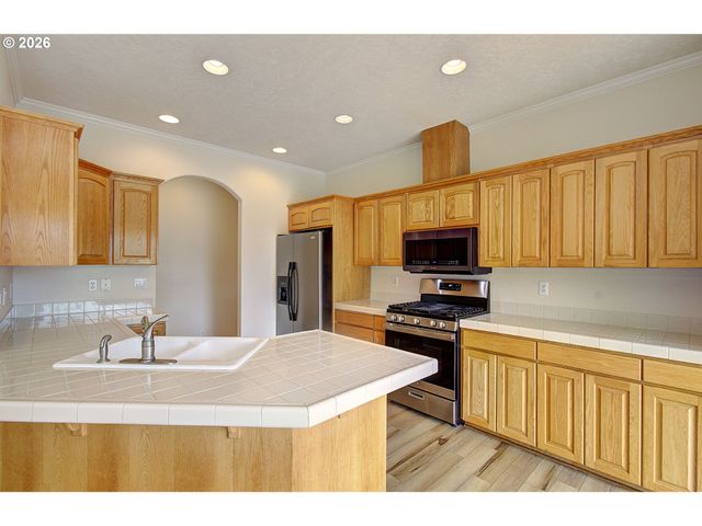 1615 SISTERS Ct, Salem, OR 97304