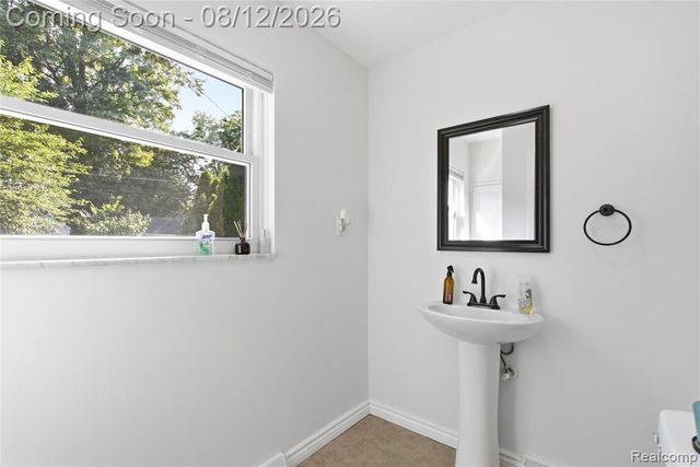 2073 Van Antwerp Street, Grosse Pointe Woods, MI 48236