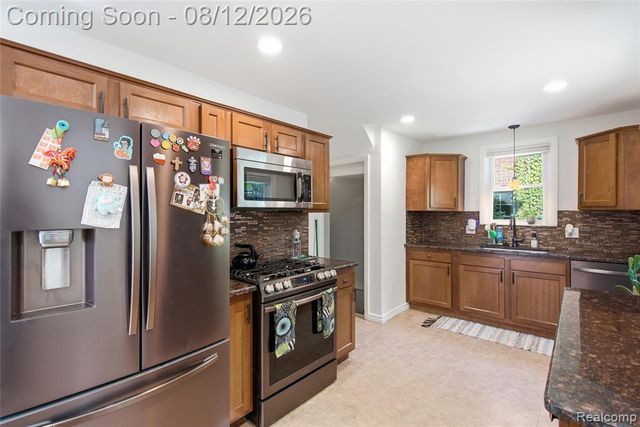 2073 Van Antwerp Street, Grosse Pointe Woods, MI 48236