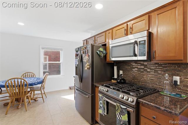 2073 Van Antwerp Street, Grosse Pointe Woods, MI 48236