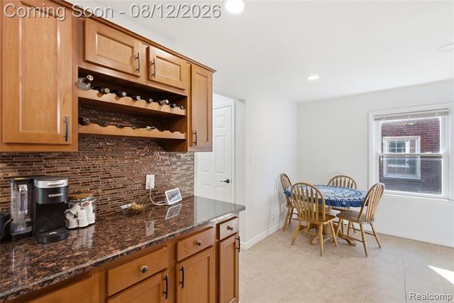 2073 Van Antwerp Street, Grosse Pointe Woods, MI 48236