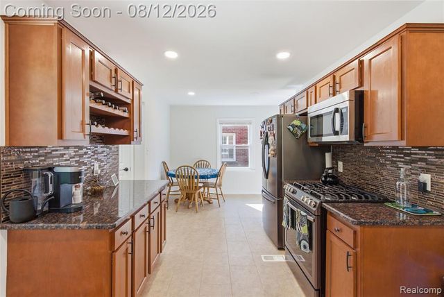 2073 Van Antwerp Street, Grosse Pointe Woods, MI 48236