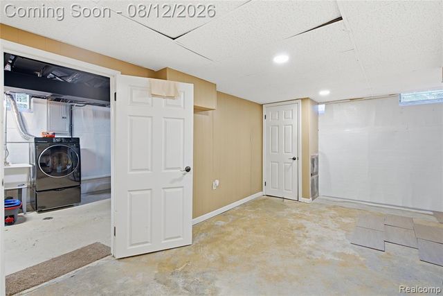 2073 Van Antwerp Street, Grosse Pointe Woods, MI 48236